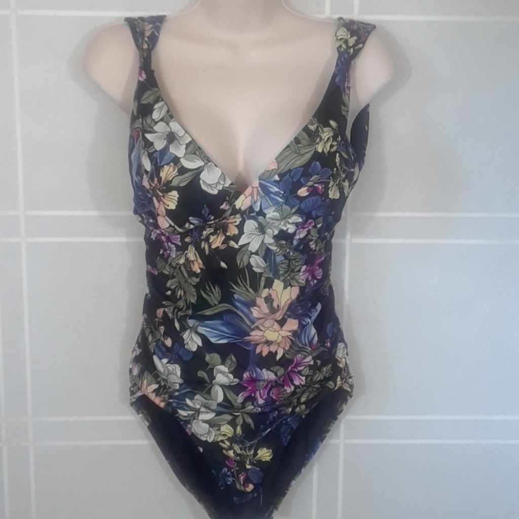 Flattering Onepiece New Swimsuit 8-10